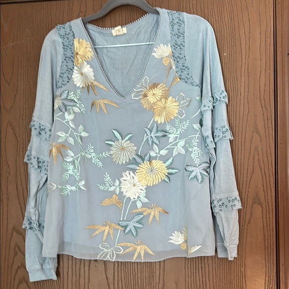 Tiny Tops - NWOT Floral boho Embroidered Women's Top - Blue. CLOSEOUT
PTP   19”
Length 24”